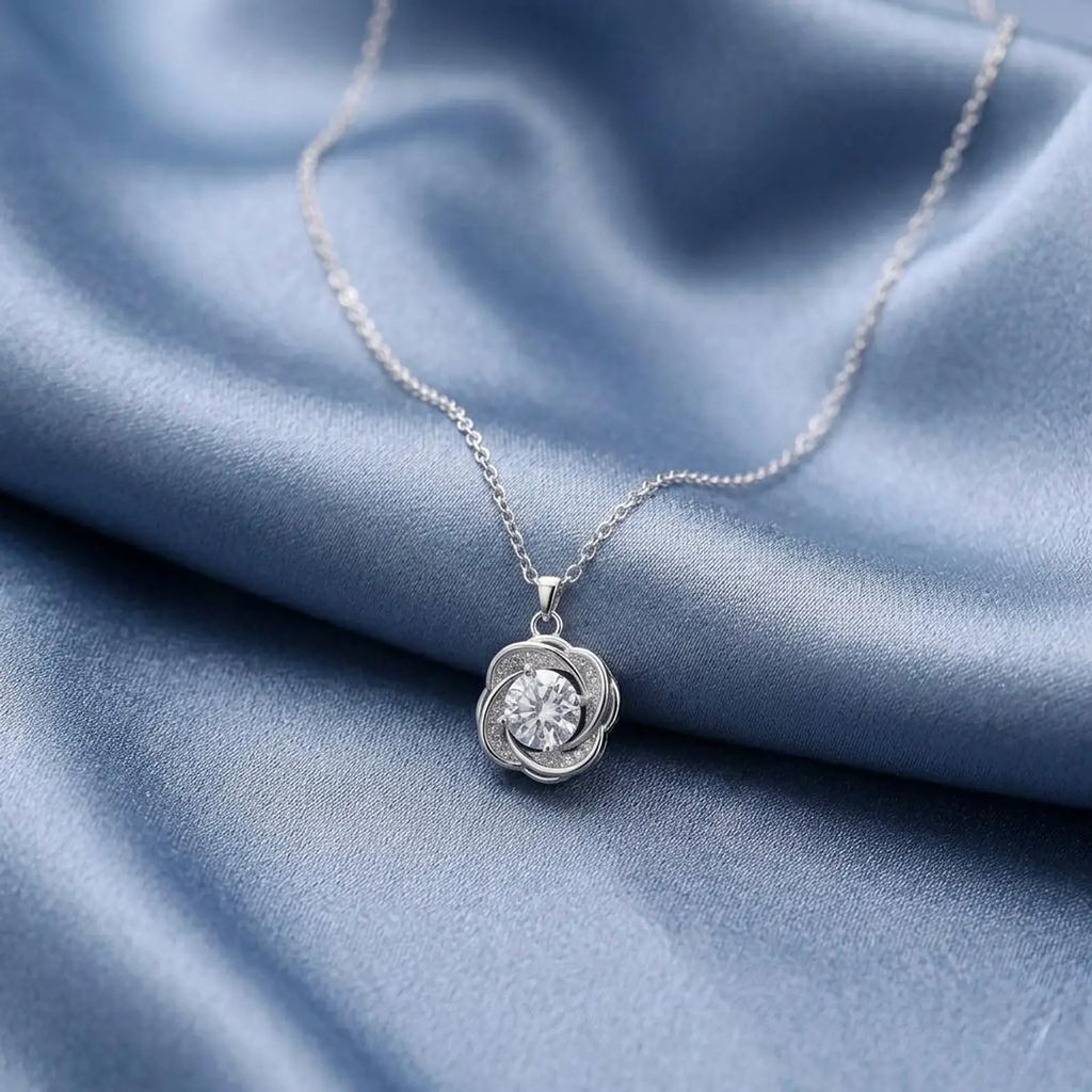 Collar flor moissanita plata 925 sobre tela azul