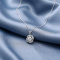 Collar flor moissanita plata 925 sobre tela azul