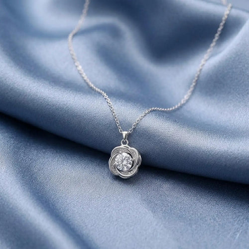 Collar flor moissanita plata 925 sobre tela azul