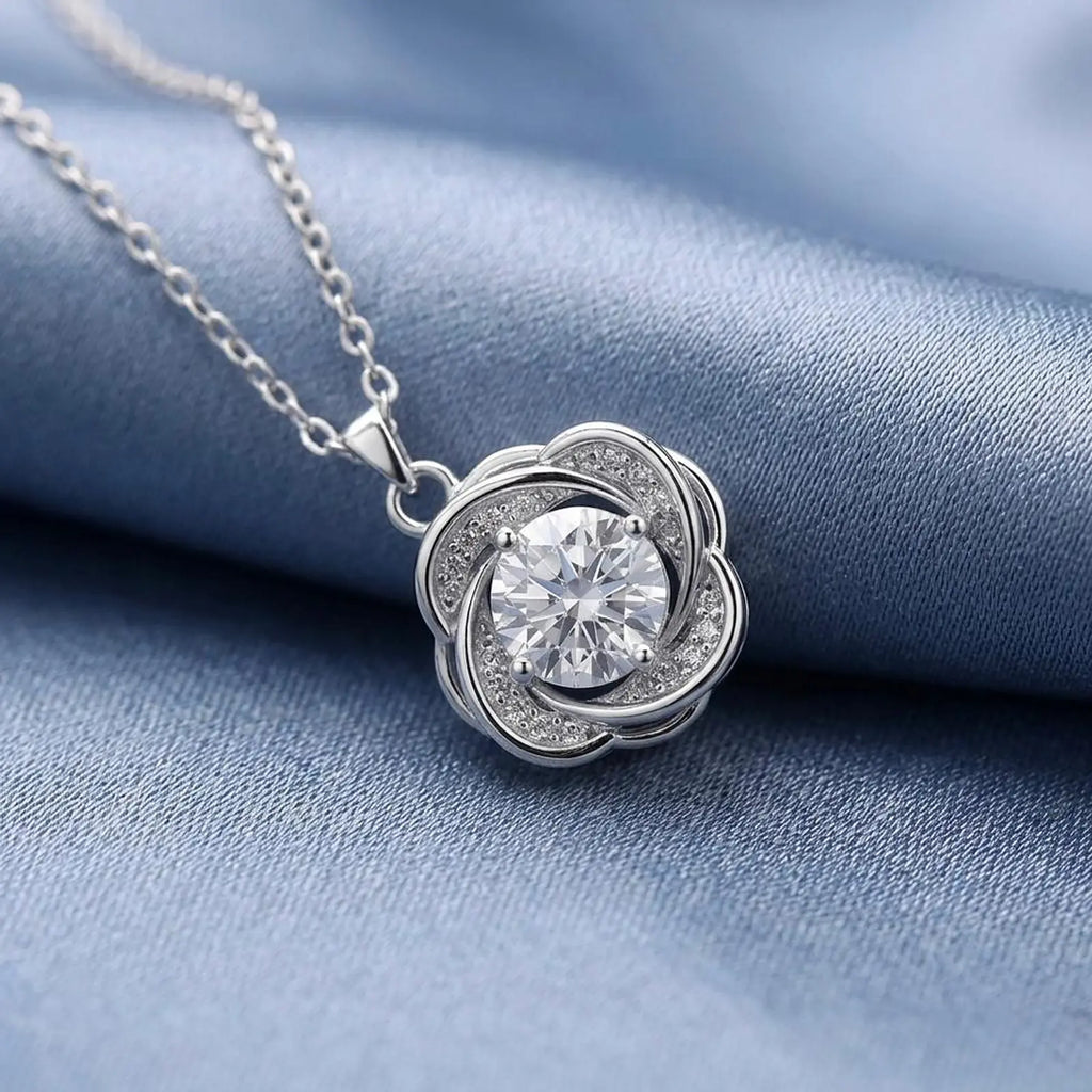 Collar flor moissanita plata 925 acercamiento dije