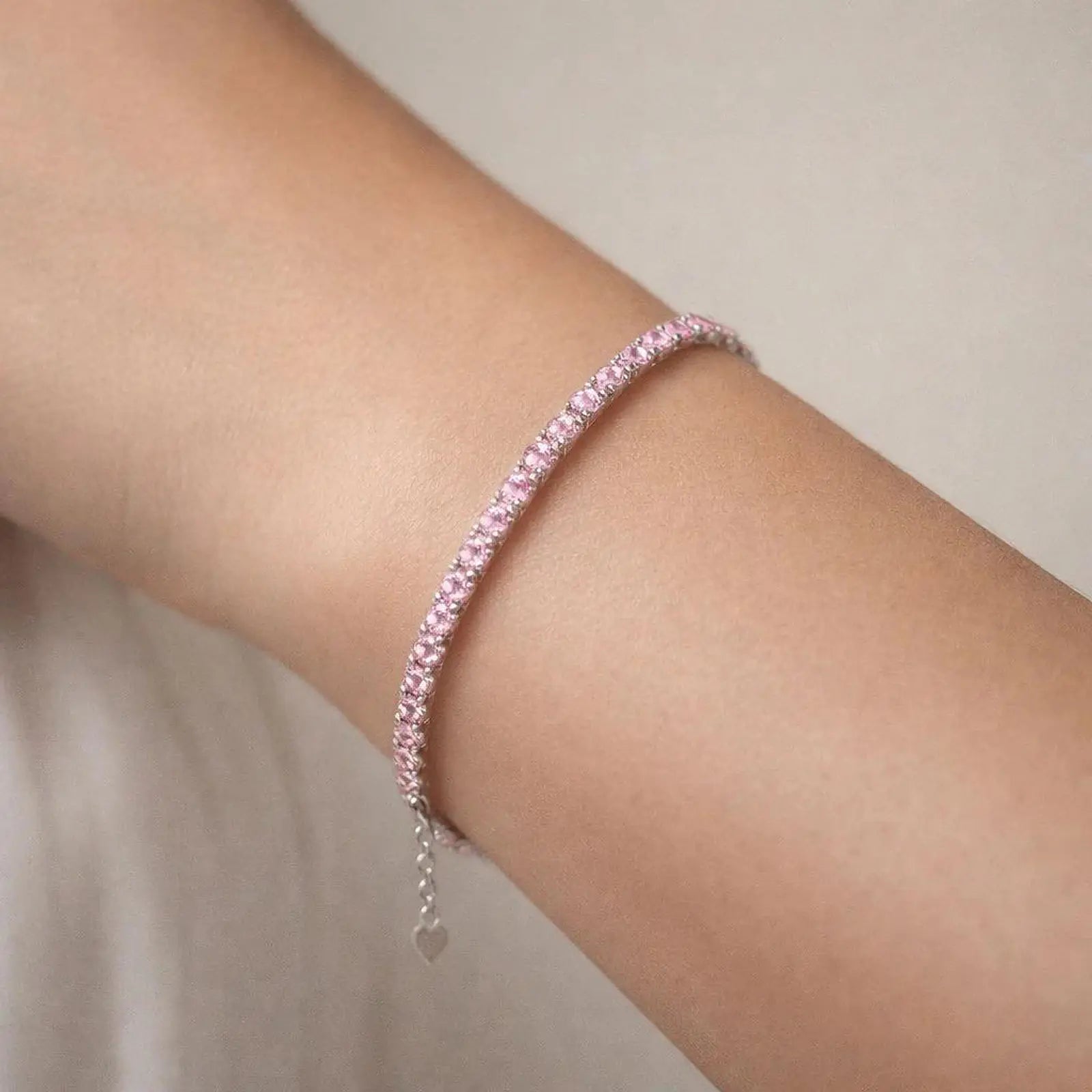 Pulsera tennis circones rosados plata puesta en muñeca