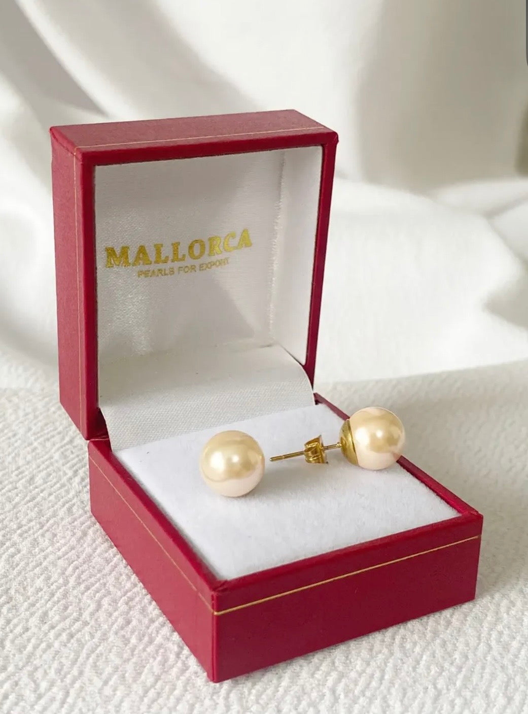 Aros perla Mallorca dorada en estuche rojo abierto