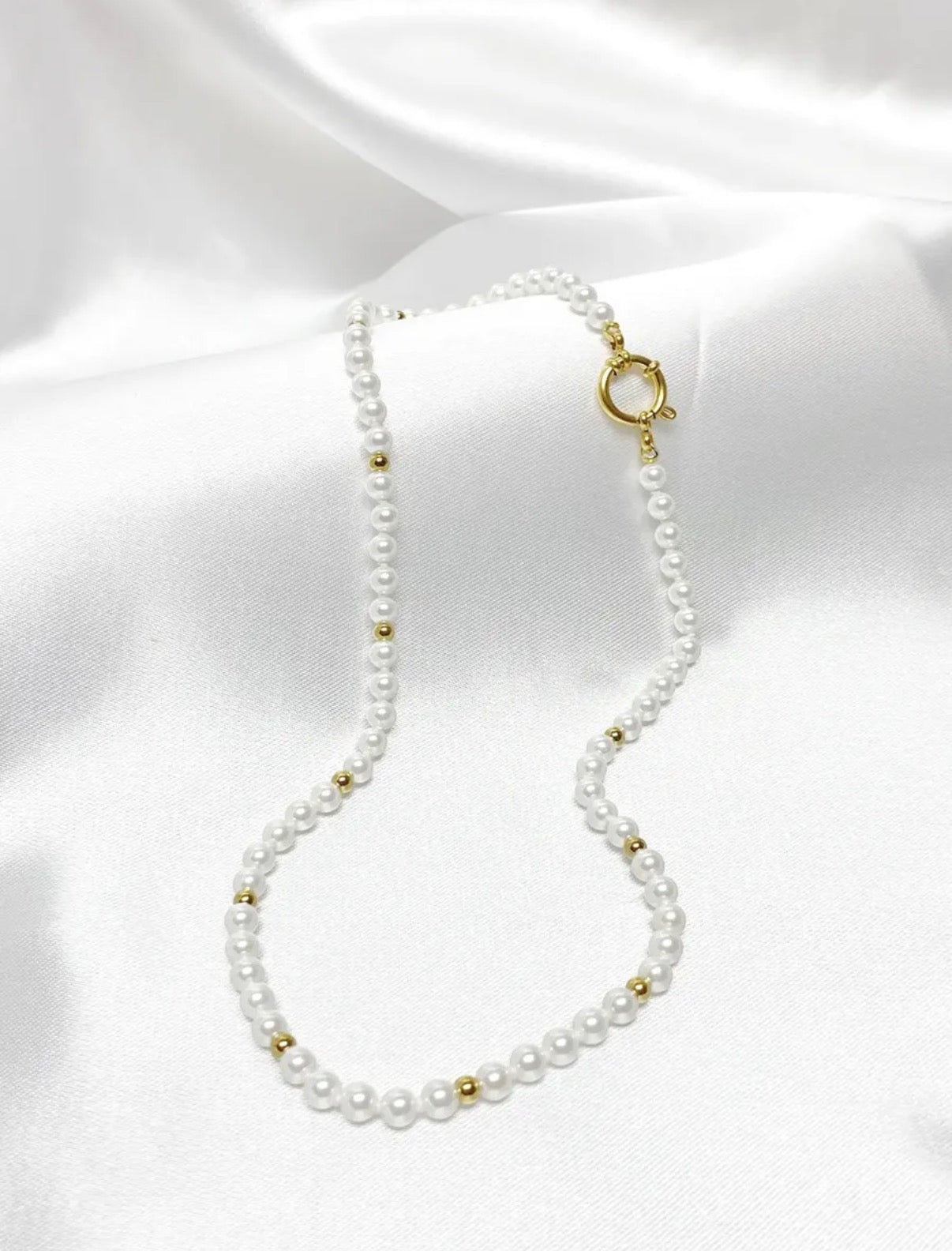 Collar Perlas Mallorca sobre tela blanca