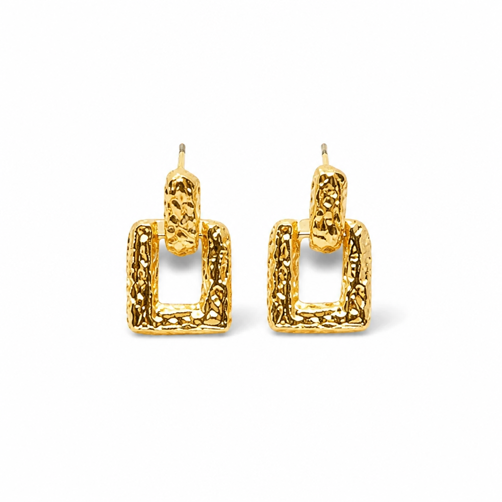 Aros cuadrados enchape oro 18K textura martillada fondo blanco