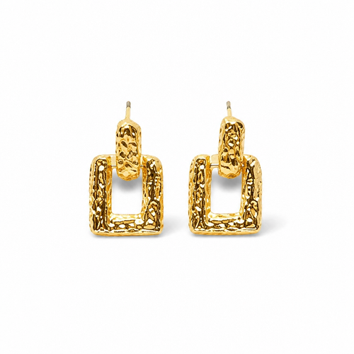 Aros cuadrados enchape oro 18K textura martillada fondo blanco