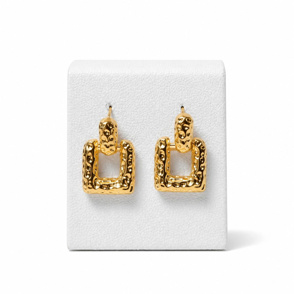 Aros cuadrados enchape oro 18K textura martillada en exhibidor