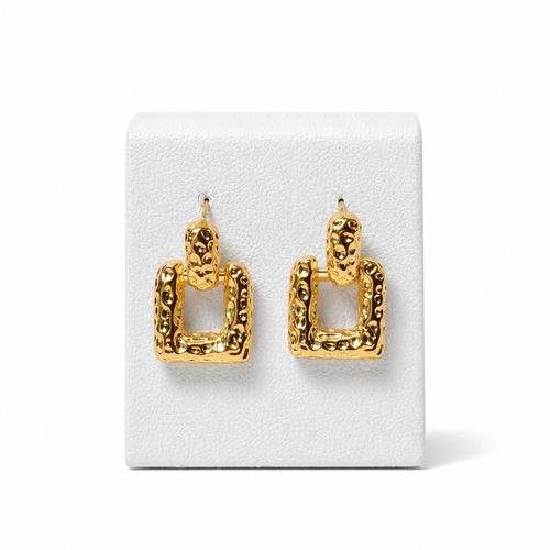 Aros cuadrados enchape oro 18K textura martillada en exhibidor