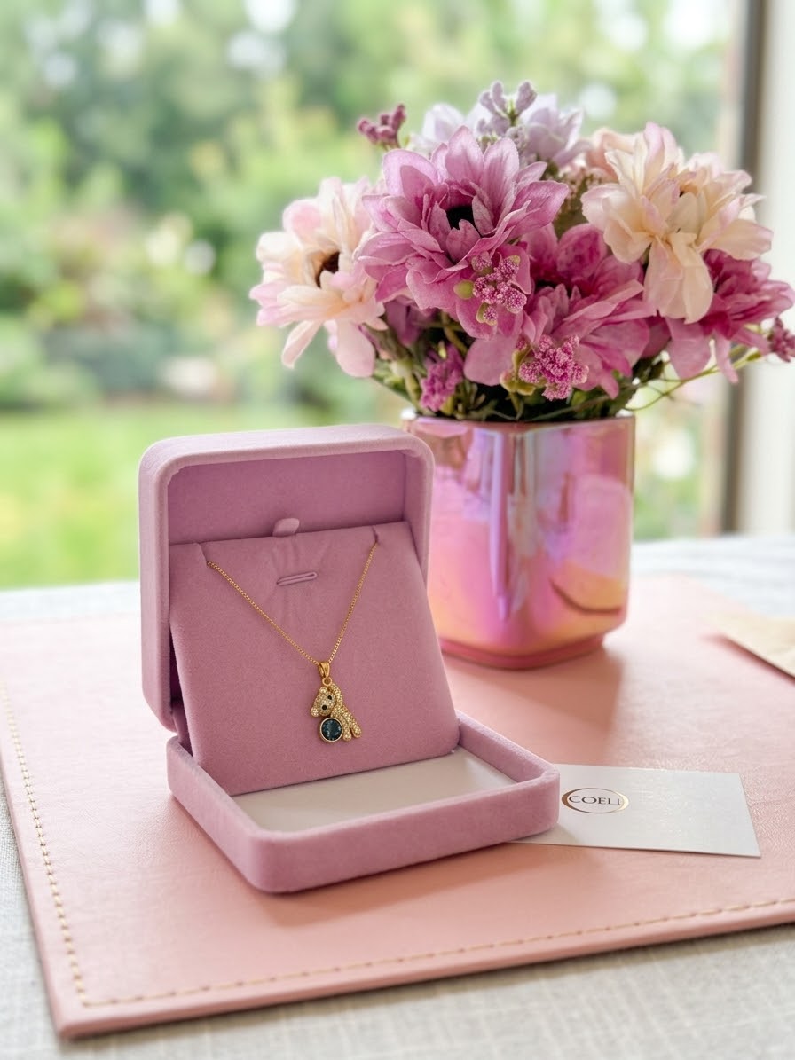 Collar Teddy Bear Dorado en caja rosa con flores