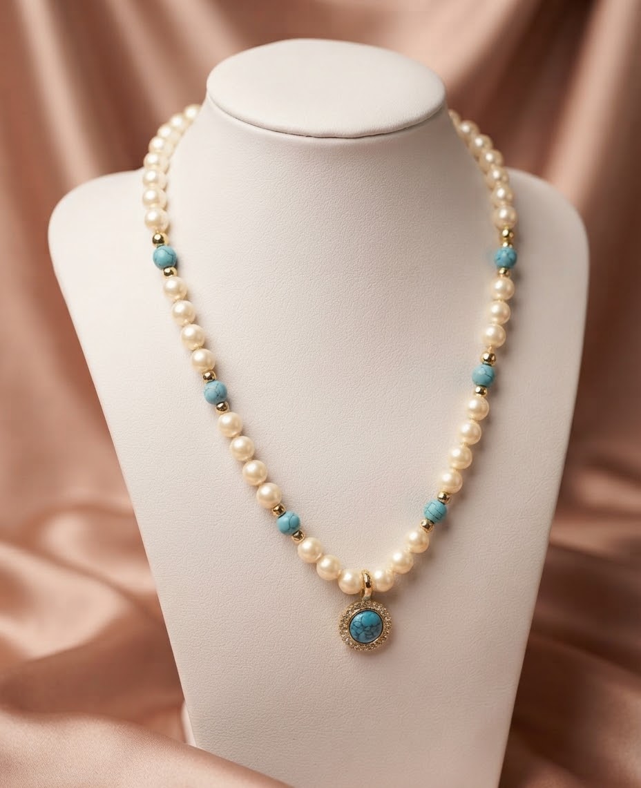 Collar de Perlas con Turquesa Dorado frontal busto
