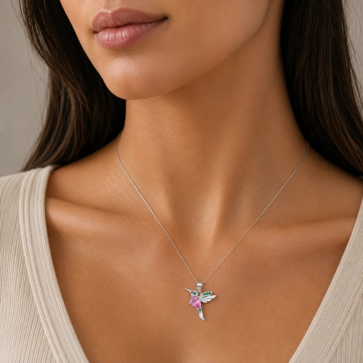 Collar colibrí plata 925 con zirconia rosada puesto en modelo