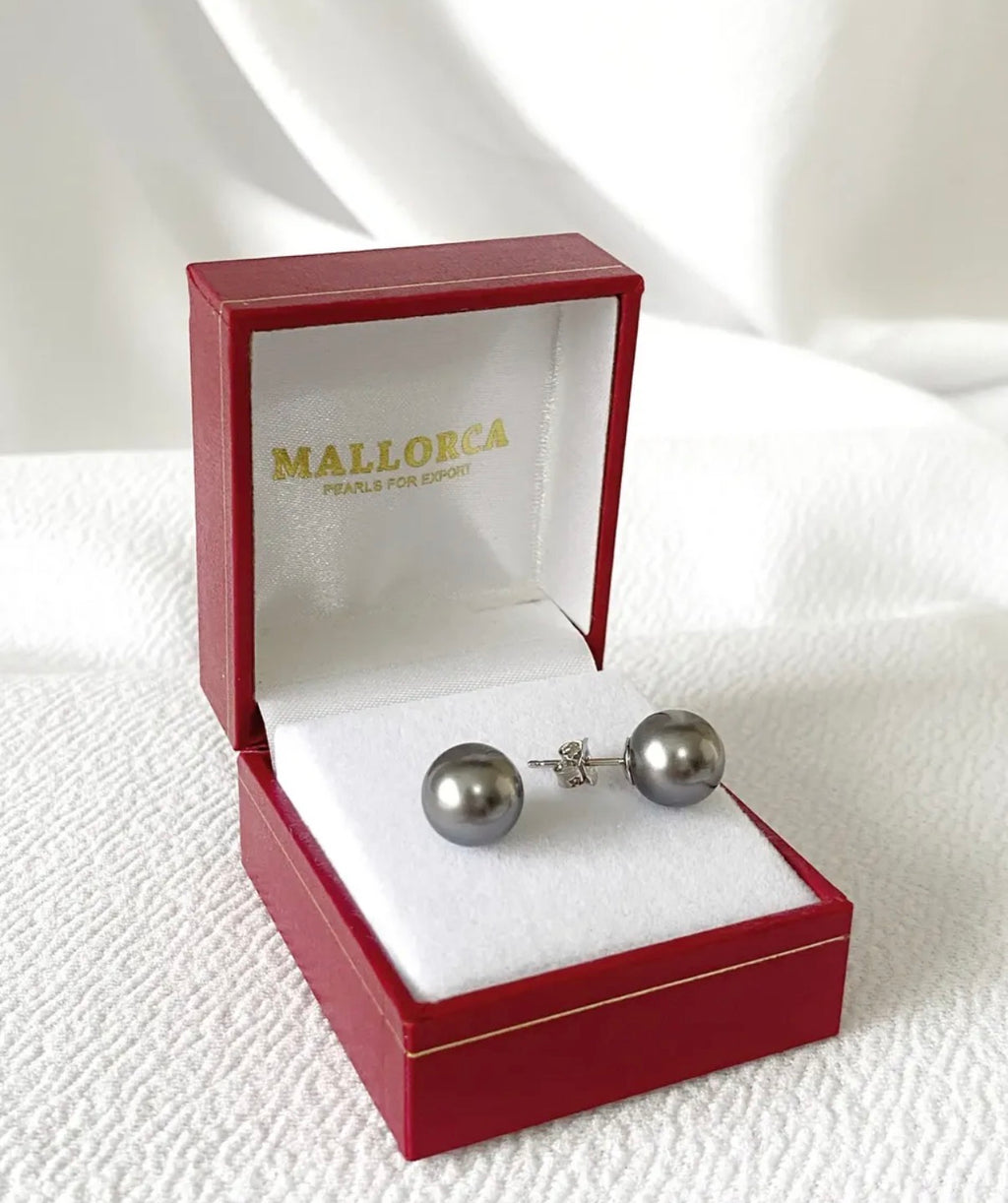 Aros de esfera gris con cierre de mariposa en estuche rojo