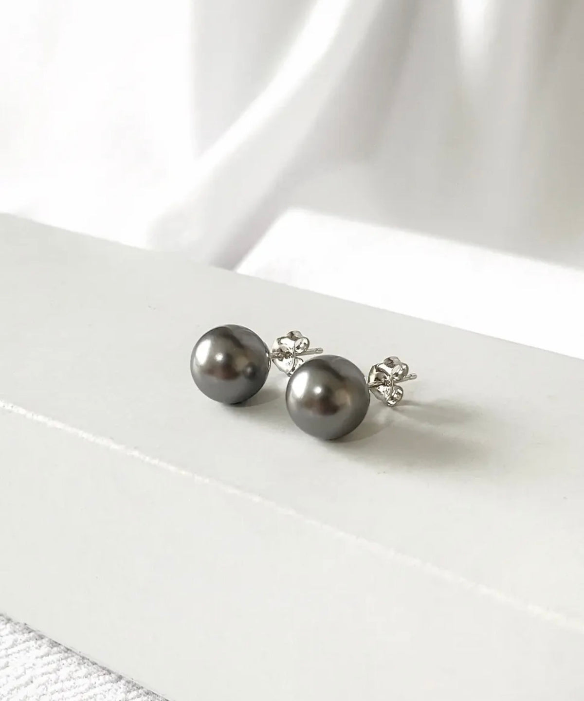 Aros de esfera gris sobre una superficie clara