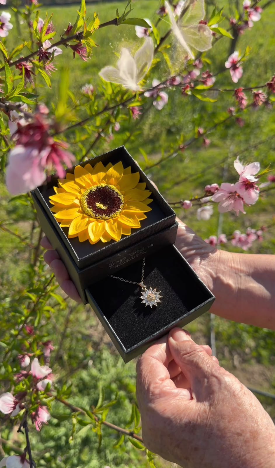 Joyero con girasol amarillo y collar floral