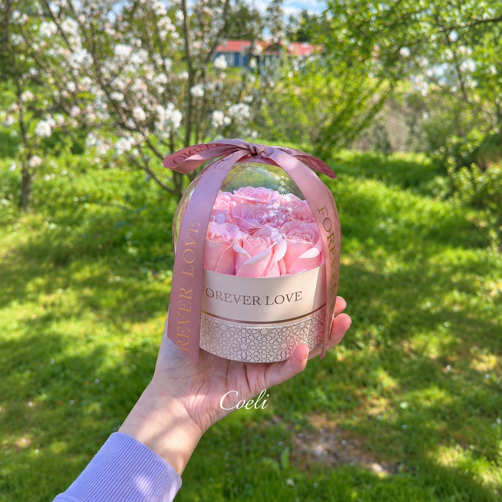 Caja de rosas eternas rosadas del set de regalo, fotografía cuadrada