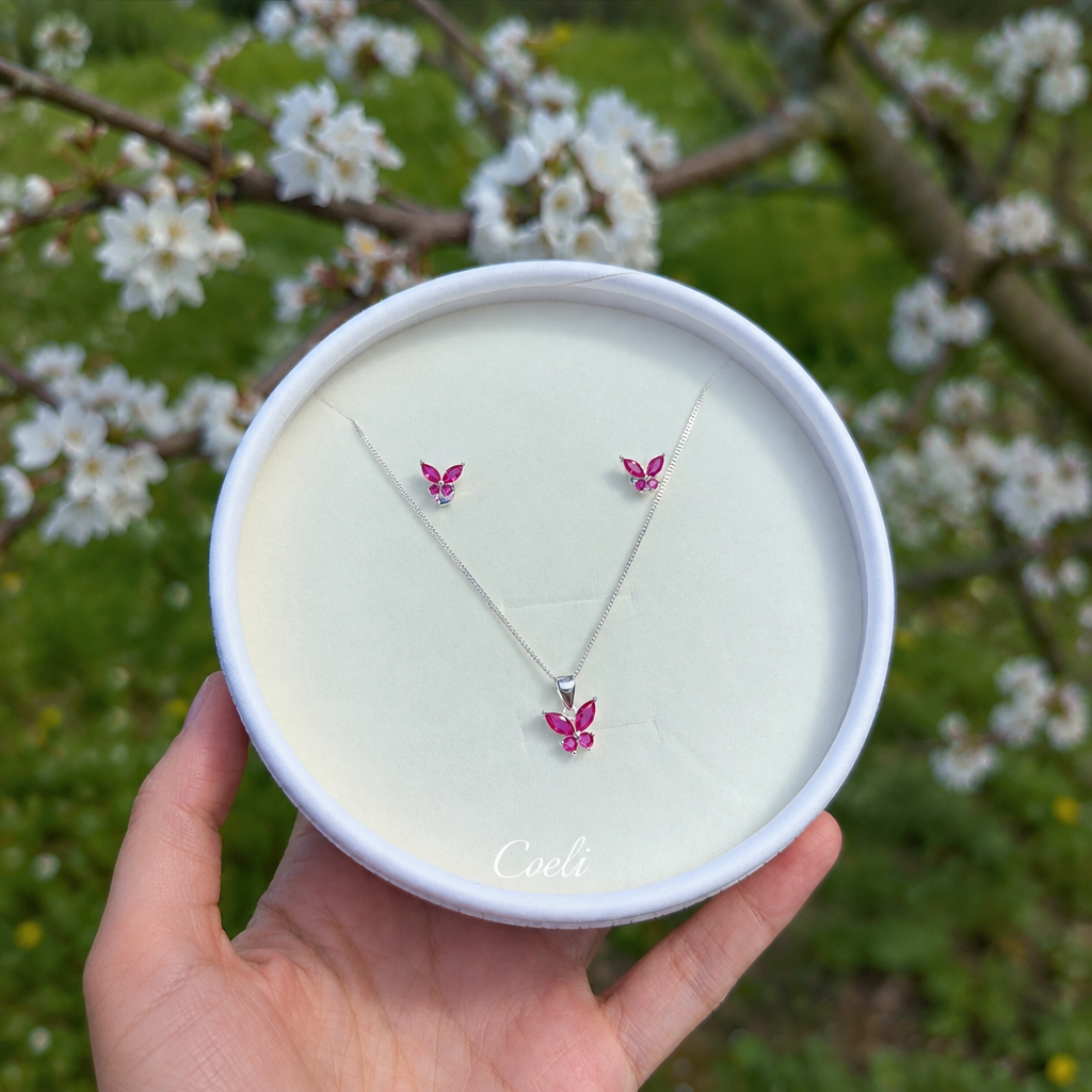 Set de collar y aros con mariposa rubí, fotografía cuadrada